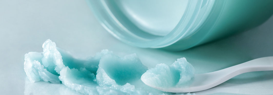 Balsam pastrues apo ujë miscellar: Cila është mënyra më e mirë për të hequr grimin?